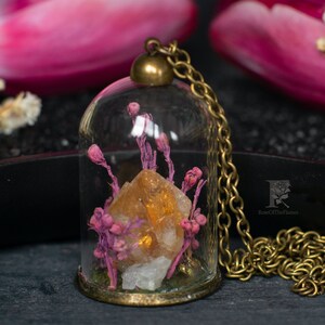 Collana terrario in cristallo citrino - gioielli in muschio - fiori viola e bianchi secchi