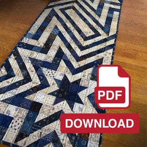 Könnte beinhalten: Ein blauer und weißer Patchwork-Tischläufer mit einem Sternenmuster. Der Läufer besteht aus Stoffresten, die in einem geometrischen Muster zusammengenäht wurden. Der Läufer liegt auf einer Holzoberfläche. PDF HERUNTERLADEN.