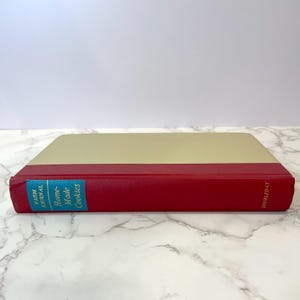 K&ouml;nnte beinhalten: Ein rotes Hardcover-Buch mit einem cremefarbenen R&uuml;cken. Der Buchtitel lautet "Home Made Cookies" in blauer Schrift auf t&uuml;rkisfarbenem Hintergrund. Das Buch stammt aus der Reihe "Farm Journal" und wird von Doubleday herausgegeben.