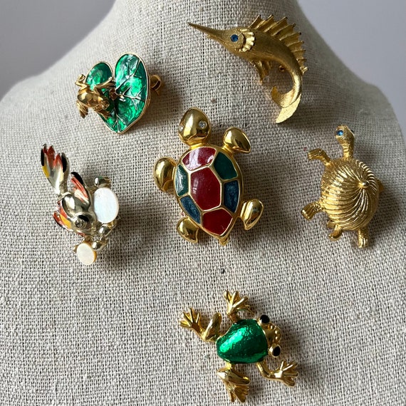 Vintage Brooch Lot Frogs Turtles and Fish | Signe… - image 7