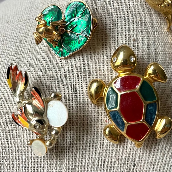 Vintage Brooch Lot Frogs Turtles and Fish | Signe… - image 4