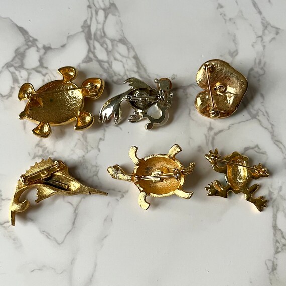 Vintage Brooch Lot Frogs Turtles and Fish | Signe… - image 9