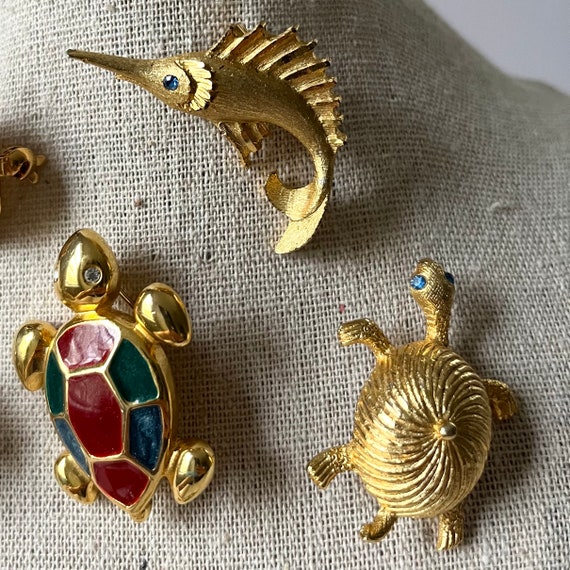 Vintage Brooch Lot Frogs Turtles and Fish | Signe… - image 6