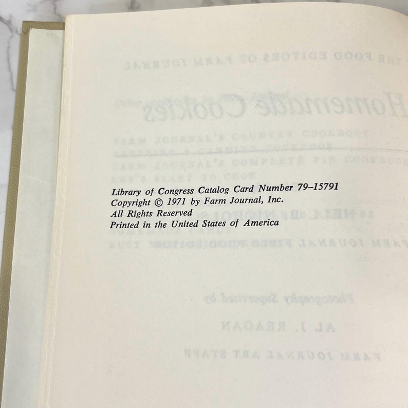 K&ouml;nnte beinhalten: Ein Buch mit dem Titel "Homemade Cookies" mit den Copyright-Informationen: "Library of Congress Catalog Card Number 79-15791 Copyright &copy; 1971 by Farm Journal, Inc. All Rights Reserved Printed in the United States of America"
