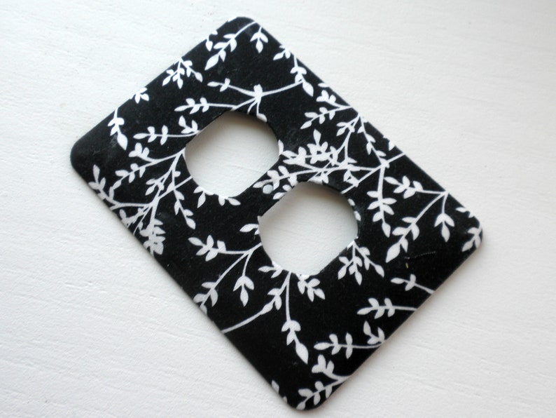 BLACK and WHITE LEAF Print Outlet Cover image 1