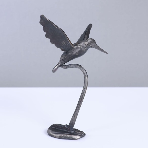 Gesmeed ijzeren kolibrie: handgemaakt beeldje van zwarte metalen vogelkunstsculptuur