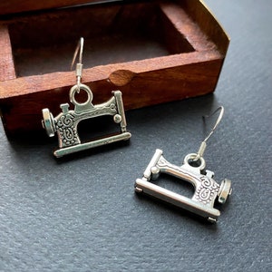 Silber Nähmaschine Ohrringe: Edelstahl Haken, Näherin Geschenk
