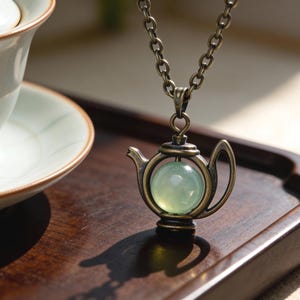 Collana teiera: pietra preziosa di avventurina verde, gioielli di Alice nel paese delle meraviglie