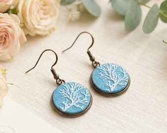 Kolczyki z wytłaczanym drewnianym ptakiem: Nordic Nature Jewelry