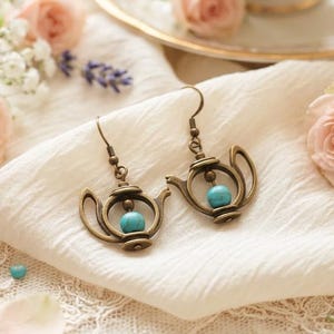 Teekannen Ohrringe: Antiqued Bronze, Türkis Perlen, skurriles Schmuckstück