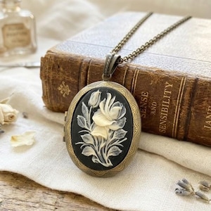 Medaillonketting met bloemencameo: zwart-crème in Victoriaanse stijl