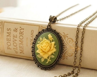 Collana con cammeo a rosa verde salvia: ciondolo in bronzo in stile vintage