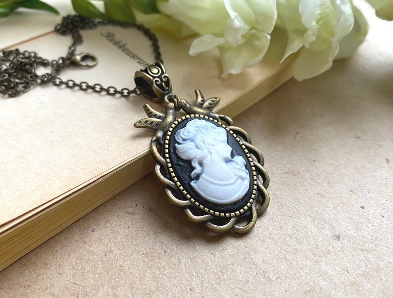 Mooie zwarte dame cameo ketting, vintage geïnspireerde cameo ketting, cadeau voor moeder, vogel cameo hanger, Victoriaanse sieraden, elegante ketting afbeelding 1