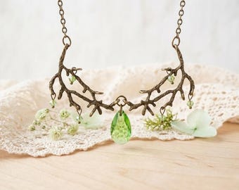 Collar Bosque Encantado: Babero de rama de bronce con cuentas de vidrio verde