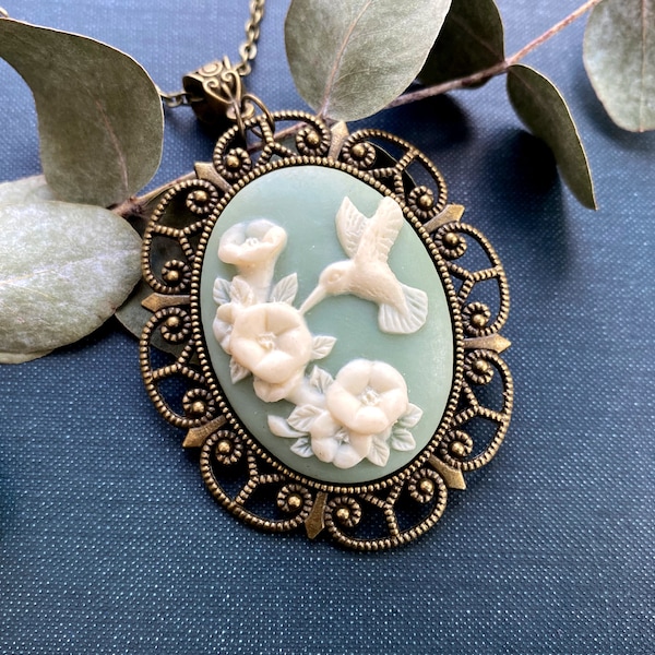 Salbei grüne Kolibri Cameo Halskette, Vogel Halskette, Vintage Cameo Halskette, Boho Cameo, grüne Cameo Anhänger, Blumen Geschenke, Kolibri