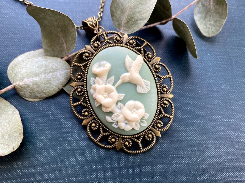 Salbei grüne Kolibri Cameo Halskette, Vogel Halskette, Vintage Cameo Halskette, Boho Cameo, grüne Cameo Anhänger, Blumen Geschenke, Kolibri Bild 1