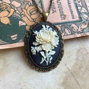 Floral Cameo Necklace, Vintage Cameo, Flower Cameo Pendant, Victorian Jewelry, Black and White Flower Cameo Pendant, Gifts for Mom zdjęcie 2