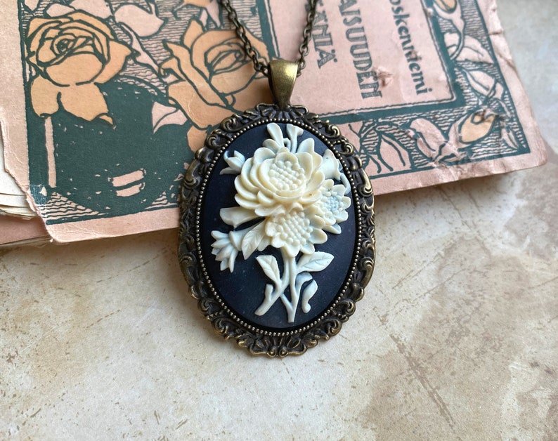 Floral Cameo Necklace, Vintage Cameo, Flower Cameo Pendant, Victorian Jewelry, Black and White Flower Cameo Pendant, Gifts for Mom zdjęcie 2