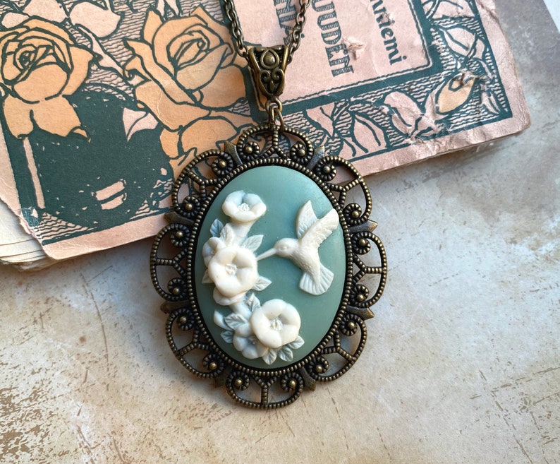 Salbei grüne Kolibri Cameo Halskette, Vogel Halskette, Vintage Cameo Halskette, Boho Cameo, grüne Cameo Anhänger, Blumen Geschenke, Kolibri Bild 4