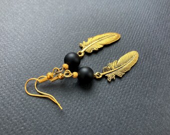 Pendientes de plumas de oro, pendientes Boho, colgantes de plumas boho, amuletos de plumas, orejeras tribales, pendientes colgantes de oro, plumas colgantes,