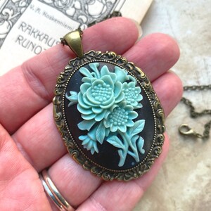 Hermoso collar de inspiración vintage con un colgante de cameo floral, cameo tradicional, cameo de rosa, collar de cameo azul, cameo de flores imagen 4