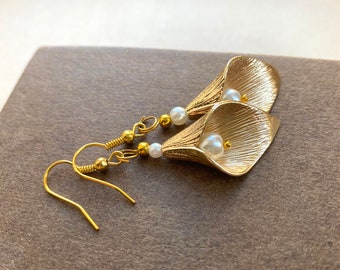 Gold Calla Lily Earrings with Glass Pearls, Selma Dreams, Gold Dangle Earrings, Pearl Earrings, Nature Earrings, Art Nouveau Earrings, Gifts