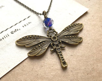 Hermoso collar de libélula con una cuenta de vidrio de lámpara azul, libélula vintage, colgante de libélula, regalos menores de 25 años, collar boho