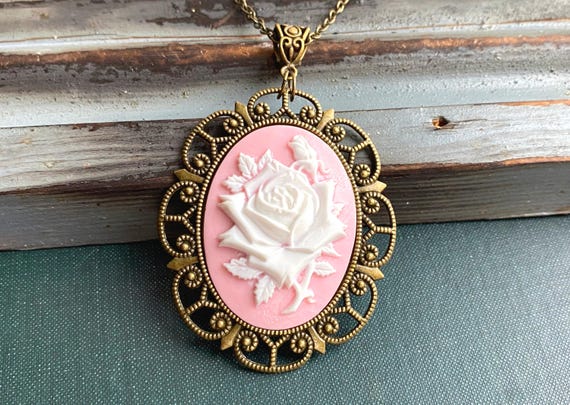 Joli Pendentif Ancien Avec Camée Rose - Bijou Vintage D'occasion En TBE