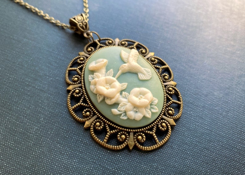 Salbei grüne Kolibri Cameo Halskette, Vogel Halskette, Vintage Cameo Halskette, Boho Cameo, grüne Cameo Anhänger, Blumen Geschenke, Kolibri Bild 6