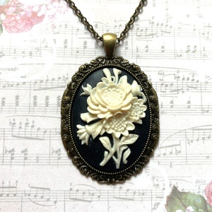 Collar de cameo floral, cameo vintage, colgante de cameo de flores, joyería victoriana, colgante de cameo de flores en blanco y negro, regalos para mamá imagen 4