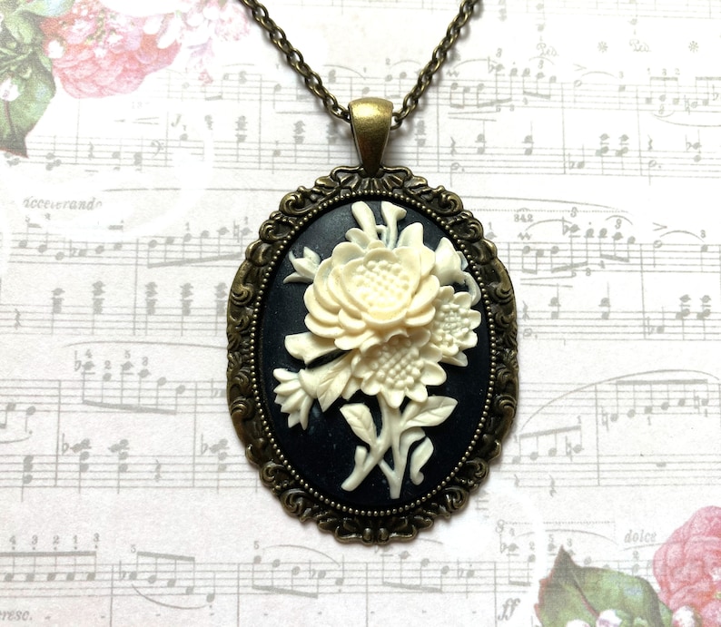 Collar de cameo floral, cameo vintage, colgante de cameo de flores, joyería victoriana, colgante de cameo de flores en blanco y negro, regalos para mamá imagen 4