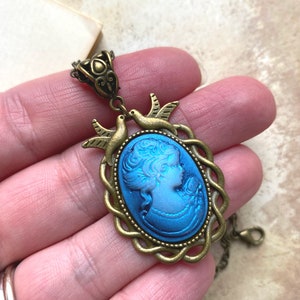 Hermoso collar de cameo azul en un entorno adornado con pájaros, Selma Dreams, Lady Cameo tradicional, regalos para ella, regalo para mamá, regalos menores de 30 años imagen 3