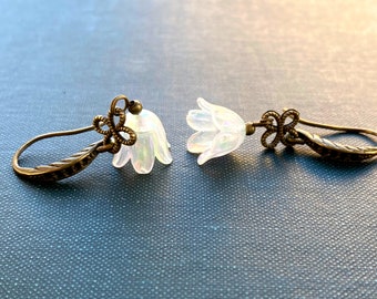 Pendientes de eternidad con flores de lirio blanco de los valles, pendientes de campanilla, pendientes colgantes de flores, regalo para ella, lirio blanco de los valles