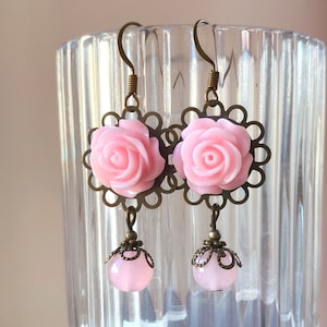 Pendientes románticos de rosa rosa con cuentas de cristal, pendientes de flores, colgantes de rosa, regalo para mamá, pendientes románticos, pendientes florales, rosa rosa
