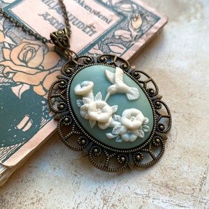 Salbei grüne Kolibri Cameo Halskette, Vogel Halskette, Vintage Cameo Halskette, Boho Cameo, grüne Cameo Anhänger, Blumen Geschenke, Kolibri Bild 5