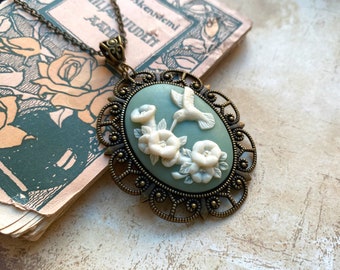 Collana cammeo colibrì verde salvia, collana di uccelli, collana cammeo vintage, cameo boho, ciondolo cammeo verde, regali, fiore, colibrì