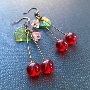 Schöne Glaskirsche Ohrringe, Sommer Ohrringe, rote Kirsch Ohrringe, lustige Ohrringe, wunderliche Schmuck, Boho Ohrringe, lustige Geschenke für sie