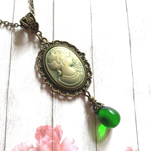 Precioso collar de cameo verde, Selma Dreams, cameo de dama verde, regalos para mamá, regalos de mamá, regalos de joyería para ella, colgante de cameo tradicional imagen 3