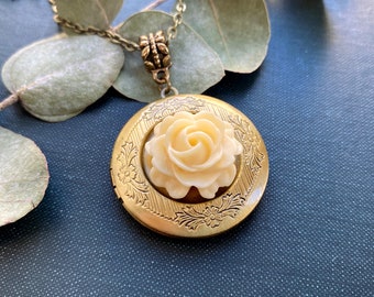 Charming Necklace with a Cream Rose Locket Pendant, Selma Dreams, Locket Necklace, Round Locket, Flower Locket, Floral Locket, Vintage