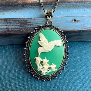 Dark Green Hummingbird Cameo Necklace, Bird Necklace, Vintage Cameo Necklace, Boho Cameo, Green Cameo Pendant, Flower Gifts, Hummingbird