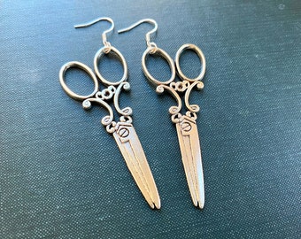 Pendientes de tijeras antiguas con ganchos de plata de ley, regalo de costurera, regalo de peluquería, tijeras vintage, pendientes de declaración, diversión peculiar