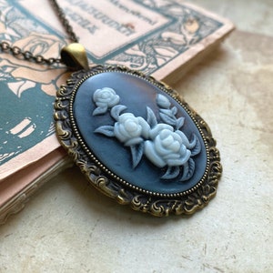 Hermoso collar de cameo, colgante de cameo de flores grises y blancas, regalo para mamá, regalo para ella, regalo de novia, cameo de flores, cameo vintage imagen 6