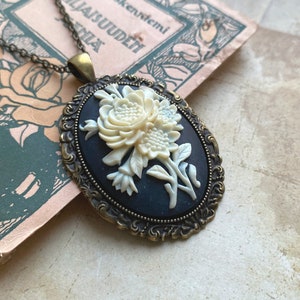 Floral Cameo Necklace, Vintage Cameo, Flower Cameo Pendant, Victorian Jewelry, Black and White Flower Cameo Pendant, Gifts for Mom zdjęcie 1