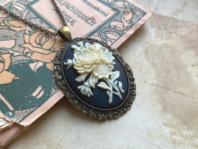 Floral Cameo Necklace, Vintage Cameo, Flower Cameo Pendant, Victorian Jewelry, Black and White Flower Cameo Pendant, Gifts for Mom zdjęcie 1