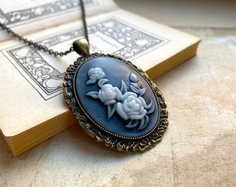 Beau collier camée, pendentif camée fleur grise et blanche, cadeau pour maman, cadeau pour elle, cadeau petite amie, camée fleur, camée vintage