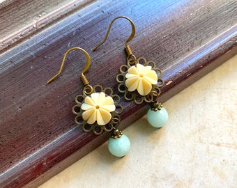 Flower earrings with jade pearls, floral pendants, cute earrings, jade gemstone, boho earrings, cute earrings, feminine flower earrings