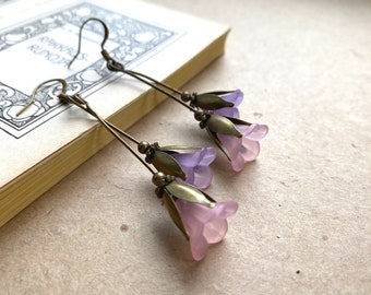 Schöne flieder und rosa Glockenblumen Ohrringe, Waldschmuck, lange Blumenohrringe, Vintage inspirierte Blumenohrringe, Naturschmuck