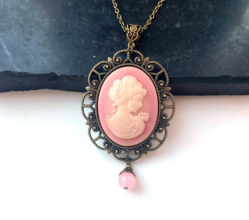 Kamee-Halskette mit großem rosa Anhänger, Geschenk für Frau, traditionelle Kamee-Halskette, rosa Kamee-Halskette, viktorianischer Schmuck, große Kamee, Geschenk Bild 1