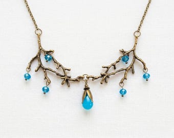 Collar Bosque Encantado: Babero de rama de bronce con cuentas de vidrio azul