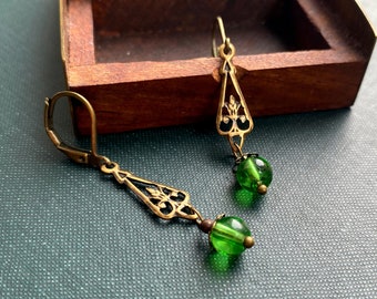 Pendientes pequeños Art Nouveau con perlas de vidrio verde, Pendientes vintage, Pendientes colgantes pequeños, Regalos de aniversario, Regalo para mamá, Regalos menores de 25 años